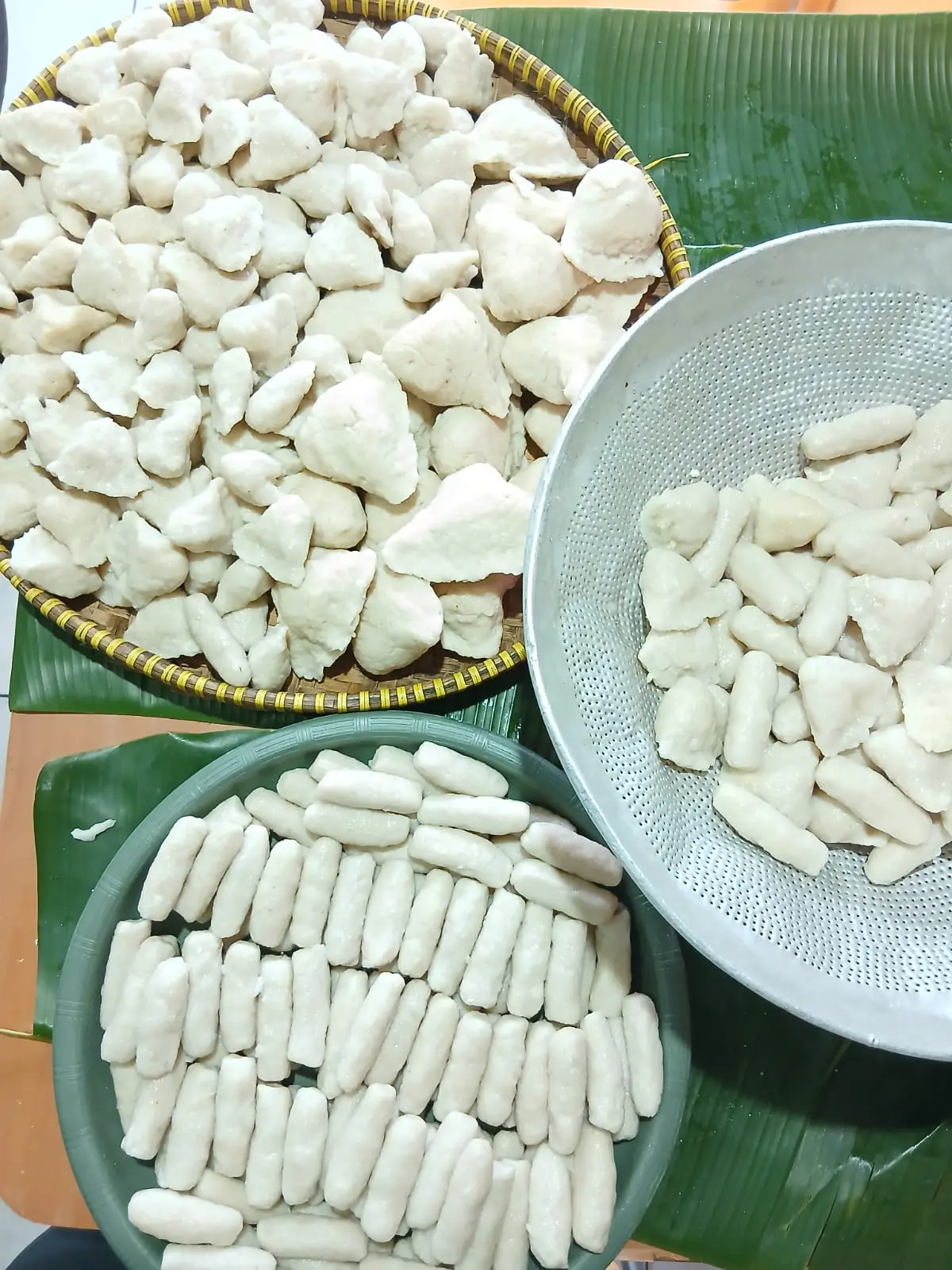 Pempek lenjer, telor, dan adaan di atas daun pisang
